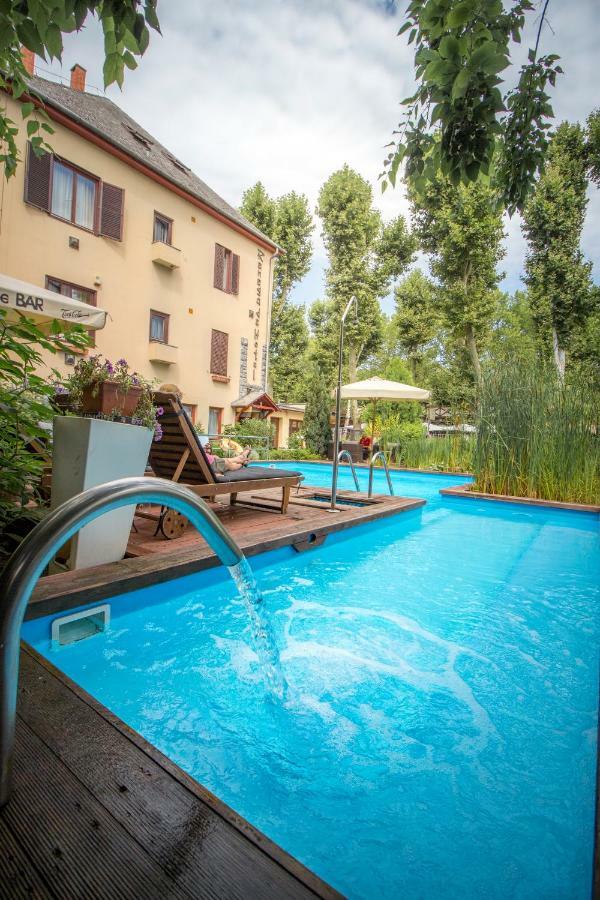 Renegade Hotel Шіофок Екстер'єр фото